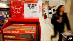 Pemutar DVD/Video ditawarkan dengan harga khusus di sebuah toko Sears di Aurora, Colorado, AS. (Foto: Dok)