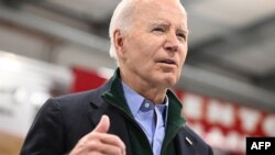 조 바이든 미국 대통령이 12일 펜실베이니아주 앨런타운에 위치한 소방훈련아카데미를 방문해 연설하고 있다. 