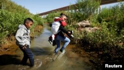  Migrants from Guatemala are seen on the banks of the Rio Bravo river as they cross illegally into the United States to turn themselves in to request asylum in El Paso, Texas, as seen from Ciudad Juarez, Mexico June 6, 2019. REUTERS/Jose Luis Gonzalez