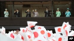 Kaisar Jepang Akihito (tiga dari kiri) didampingi permaisuri Michiko (tengah) dan keluarganya menyalami para pengunjung perayaan ulang tahun Kaisar Akihito ke-80, dengan melambaikan tangannya dari balkon Istana Kekaisaran Jepang di Tokyo (23/12).