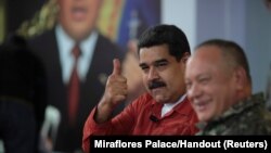 Presiden Venezuela Nicolas Maduro dalam sebuah acara TV dengan anggota Majelis Konstituante Diosdado Cabello di Caracas, Venezuela, 11 April 2018. 