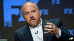 El comediante Louis C.K., enfrenta acusaciones de conducta sexual inapropiada por parte de cinco mujeres.