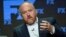 El comediante Louis C.K., enfrenta acusaciones de conducta sexual inapropiada por parte de cinco mujeres.