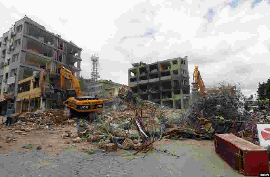 Pemerataan bangunan-bangunan yang hancur dalam ledakan 11 Mei di Reyhanli, provinsi Hatay (15/5).