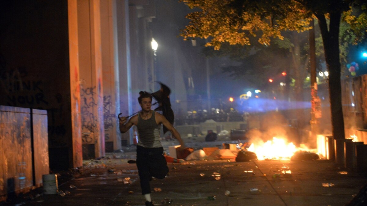 Portland Protesters Set Fire To County Government Building