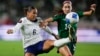 ARCHIVO - La delantera estadounidense Lynn Williams, izquierda, y la defensora mexicana Greta Espinoza compiten por el balón durante un partido del torneo de fútbol femenino de la Copa Oro de la CONCACAF, el lunes 26 de febrero de 2024, en Carson, California.