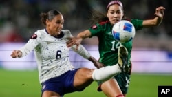 ARCHIVO - La delantera estadounidense Lynn Williams, izquierda, y la defensora mexicana Greta Espinoza compiten por el balón durante un partido del torneo de fútbol femenino de la Copa Oro de la CONCACAF, el lunes 26 de febrero de 2024, en Carson, California.