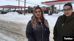 En esta foto del 23 de enero de 2019, proporcionada por la ACLU de Montana, Martha Hernánde (izq.), y Ana Suda posan frente a una tienda de conveniencia en Havre, Mont., donde dicen que fueron detenidas por un agente de la Patrulla Fronteriza de EE.UU. por hablar español.