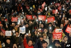 Protesters shout slogans during a rally calling for impeached President Park Geun-hye's arrest in Seoul, South Korea, March 10, 2017.