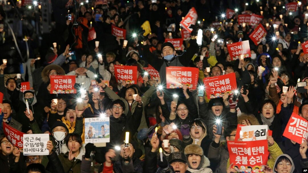 Những người biểu tình hô khẩu hiệu kêu gọi bắt giữ Tổng thống Park Geun-hye ở Seoul, Hàn Quốc, 10/3/2017.