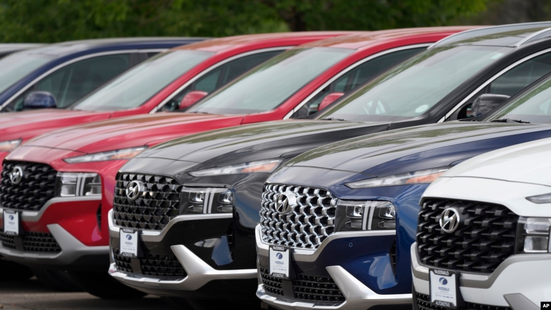 Sederet SUV Santa Fe 2022 terparkir di luar dealer Hyundai Minggu, 12 September 2021. (Foto: AP)