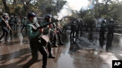 بنگلہ دیش میں چینی سرمائے سے لگائے جانے والے ایک بجلی گھر کی کنسٹرکشن سائٹ پر مظاہرہ کرنے والے مزدوروں پر پولیس کی جانب سے آنسو گیس پھینکی گئی۔ فوٹو اے ایف پی 