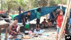 Cambodians displaced by the Thai-Cambodia border clashes take shelter at a temporary camp at Wat Srenoy, in Siem Reap province' Varin district, around 70 kilometers from Siem Reap on February 09, 2011.