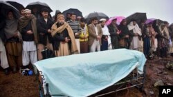 Pakistan Keşmiri'nin başkenti Muzafferabad'a 40 kilometre uzaklıktaki bir köyde Hint ordusunun açtığı top ateşinde öldüğü bildirilen çocuğun cenazesi kaldırılırken