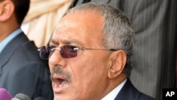 Yemeni President Ali Abdullah Saleh delivers a speech to his supporers in Sana'a, March 25, 2011