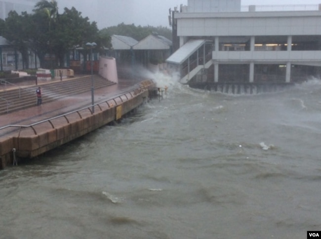 2018年9月16日，台风山竹带来的风浪潮使维港海水水面上升 （美国之音记者申华 拍摄）