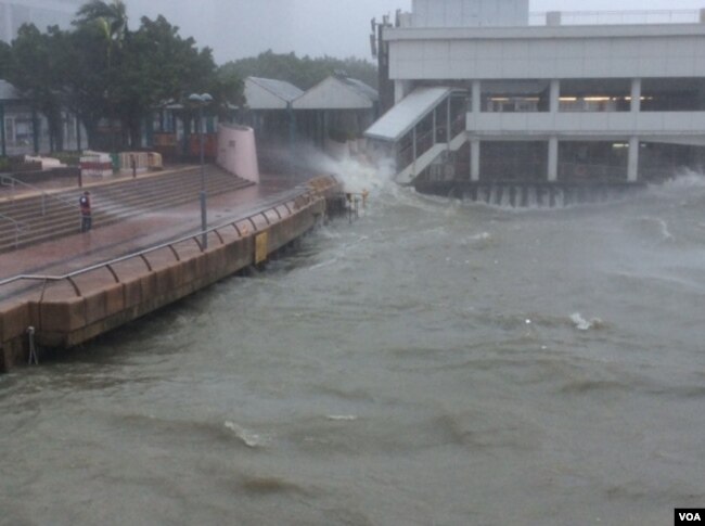 2018年9月16日,台风山竹带来的风浪潮使维港海水水面上升 (美国之音记者申华 拍摄)