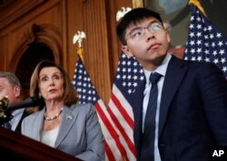 Chủ tịch Hạ viện Nancy Pelosi và Joshua Wong trong một cuộc họp báo về nhân quyền ở Hong Kong trong Điện Capitol, Washington, ngày 18 tháng 9, 2019.