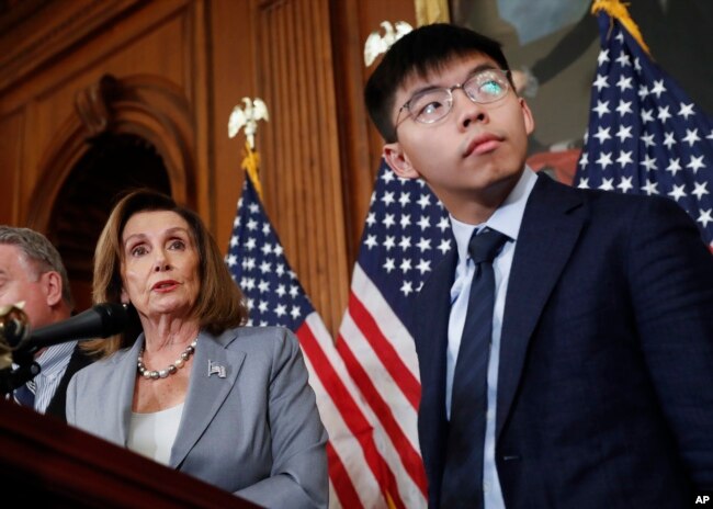 Chủ tịch Hạ viện Nancy Pelosi và Joshua Wong trong một cuộc họp báo về nhân quyền ở Hong Kong trong Điện Capitol, Washington, ngày 18 tháng 9, 2019.