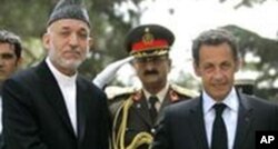Nicolas Sarkozy (à droite) en compagnie du président afghan Hamid Karzai