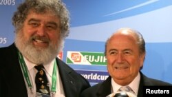 ARCHIVES - Chuck Blazer (à gauche) aux côtés de l'ancien president Sepp Blatter Franz Beckenbauer