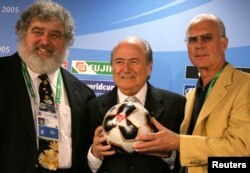 Presiden FIFA Sepp Blatter, Franz Beckenbauer (kanan) dan Kepala Piala Konfederasi FIFA Chuck Blazer .