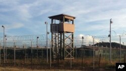 Menara penjaga di Camp Delta, salah satu bagian dari pusat penahanan pangkalan Angkatan Laut AS di Teluk Guantanamo, Kuba, 11 Desember 2016. (Foto: dok).