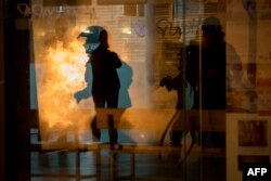 Des pompiers espagnols interviennent après les violences dans le centre de Madrid, le 15 mars 2018