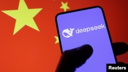 中国国旗背景下的手机展示Deepseek标识