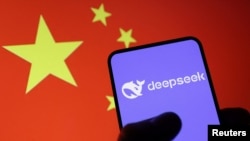 以中国国旗为背景的手机上的DeepSeek应用程序标识（2025年1月29日）