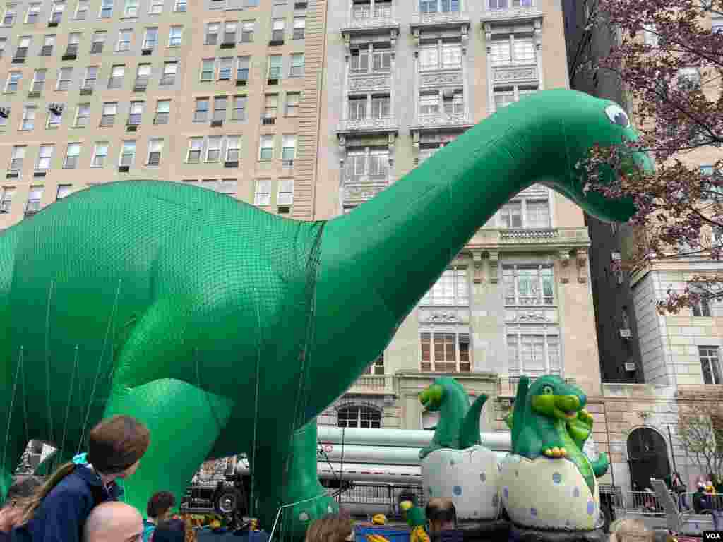 Pero la vicepresidenta de Macy&#39;s, Susan Tercero, hizo un anuncio media hora antes del comienzo del desfile de que los globos volarían, aunque a una altura inferior. 