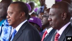 Le président kenyan Uhuru Kenyatta, à gauche, et son vice-président William Ruto, lors d’un défilé à Nairobi, Kenya, 1er mai 2017.