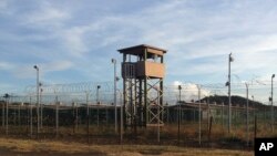 Menara penjaga di Camp Delta, salah satu bagian dari pusat penahanan di pangkalan Angkatan Laut AS di Teluk Guantanamo, Kuba, 11 Desember 2016. (Foto: dok).