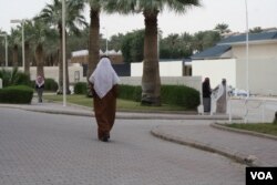 During prayer time, shops are closed by law and men are expected to go to the mosque to pray. But unlike in territories controlled by Islamic State militants, it is not compulsory, Riyadh, Saudi Arabia, Jan. 27, 2016 (H. Murdock/VOA)