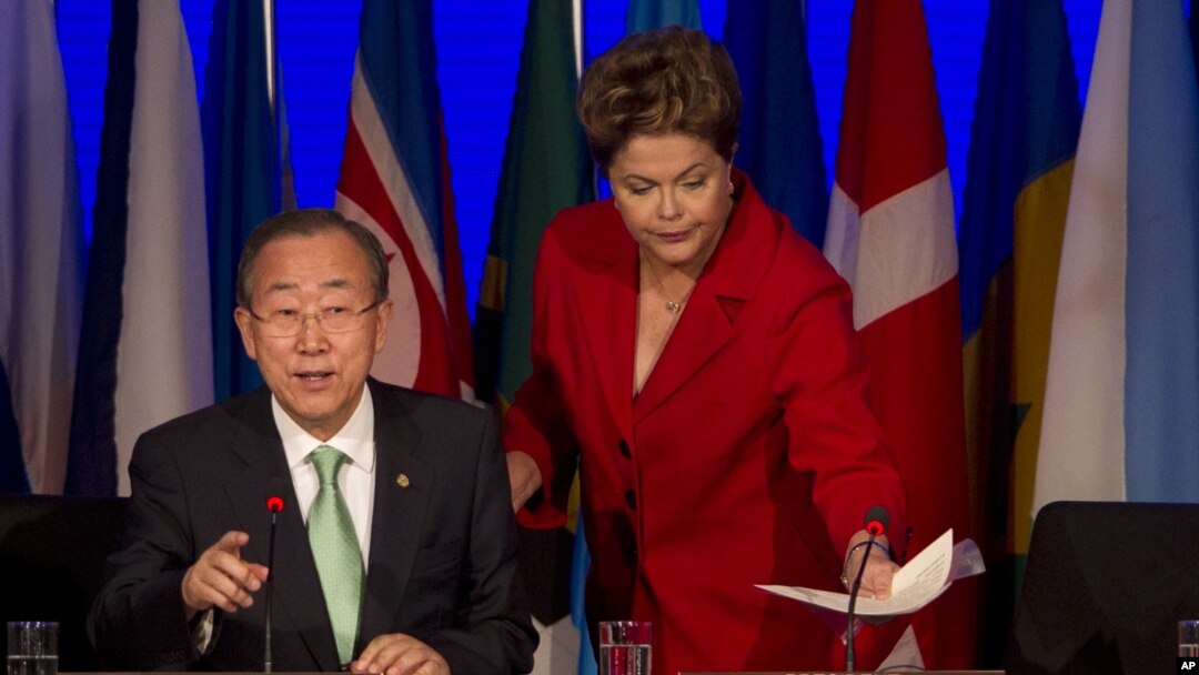 Sekjen PBB Ban Ki-Moon (kiri) dan Presiden Brasil Dilma Rousseff saat memberikan pidato pembukaan KTT Lingkungan di Rio de Janeiro, Brasil (20/6). 