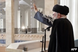 Pemimpin tertinggi Iran Ayatollah Ali Khamenei usai melaksanakan salat Idul Fitri di Teheran pada 10 April 2024. (Foto: AFP)