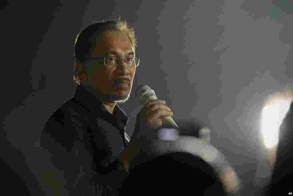 Malaysian opposition leader Anwar Ibrahim speaks during a solidarity gathering ahead of the final hearing of his sodomy conviction in Subang Jaya, outside Kuala Lumpur, Malaysia, Monday, Oct. 27, 2014. Anwar Ibrahim said he expects Malaysia's top court wi