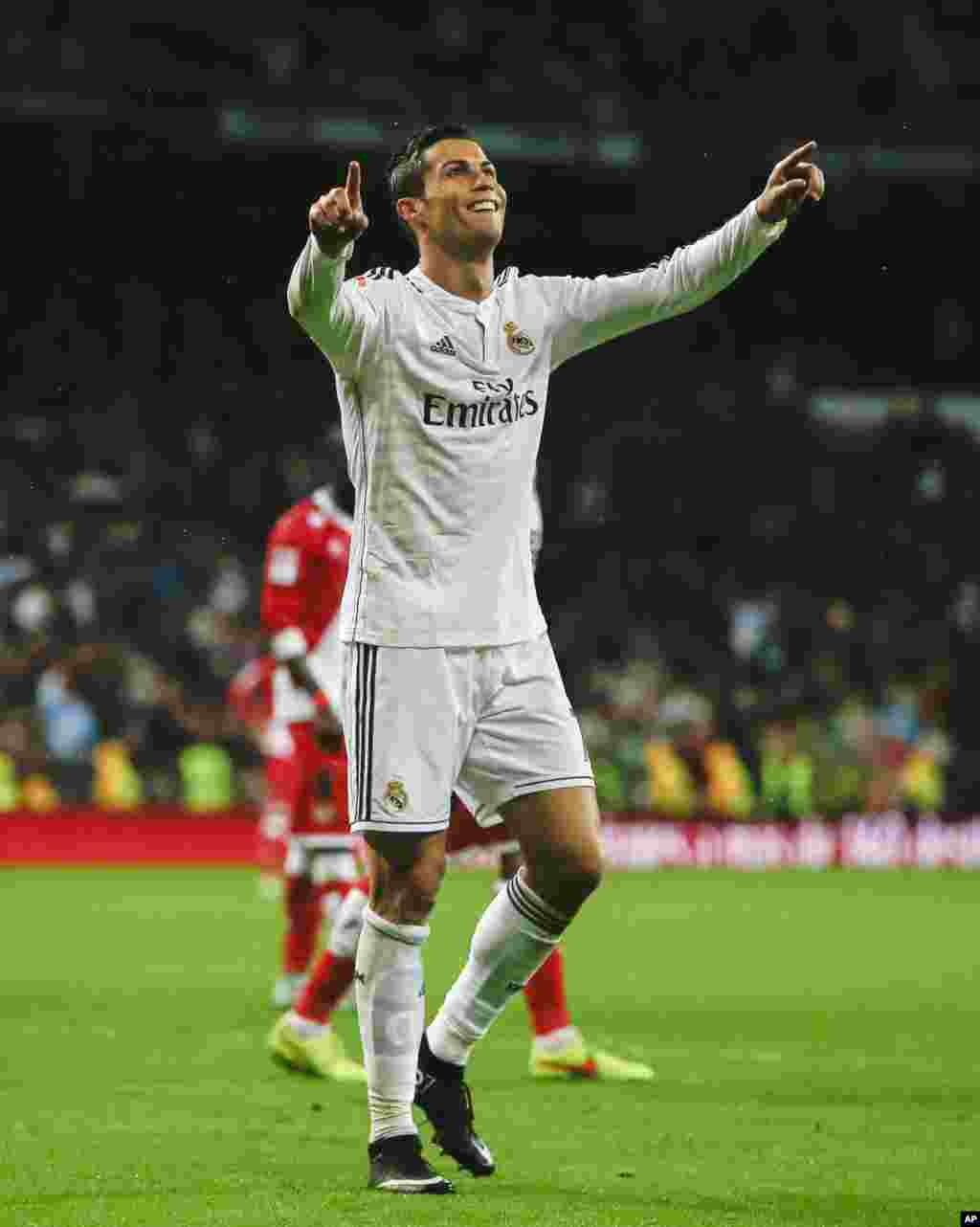 Cristiano Ronaldo du Real de Madrid célèbre son but lors d&#39;un match de football espagnol de la Liga entre le Rayo Vallecano et le Real Madrid au stade Santiago Bernabeu à Madrid, Espagne, le samedi 8 novembre 2014.
