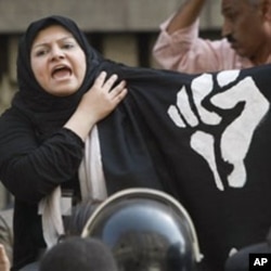 Une Egyptienne protestant au Caire contre la violence plocière, en avril 2010