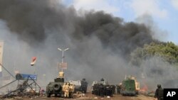 Pasukan keamanan Mesir di salah satu kamp demonstran di distrik Nasr City, Kairo (14/8).