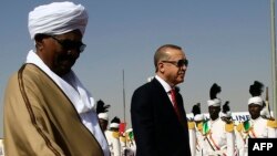 Le président turc Recep Tayyip Erdogan et son homologue Omar al-Bashir à Khartoum, le 24 décembre 2017.