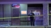 Seorang petugas polisi berdiri di luar bar setelah penembakan yang terjadia pada Minggu dini hari, 24 Maret 2024 di Indianapolis. (WRTV melalui AP)