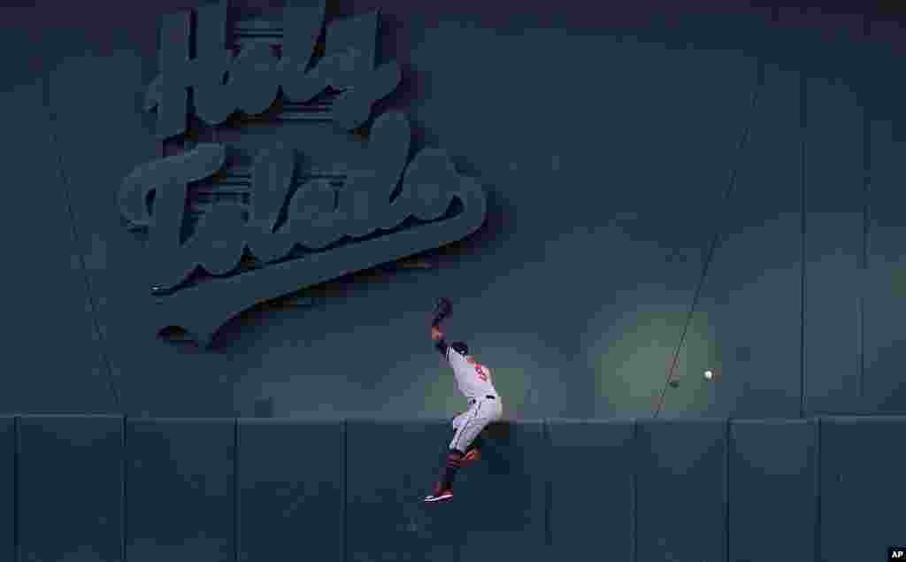 Baltimore Orioles center fielder Keon Broxton tries to catch a solo home run hit by Oakland Athletics&#39; Beau Taylor during the third inning of a baseball game in Oakland, California, June 18, 2019.