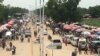 Les gestionnaires de la cité de N'Djamena attendent plusieurs mois d'arriérés de salaires, au Tchad, le 21 octobre 2018. (VOA/André Kodmadjingar)