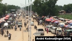 Les gestionnaires de la cité de N'Djamena attendent plusieurs mois d'arriérés de salaires, au Tchad, le 21 octobre 2018. (VOA/André Kodmadjingar)