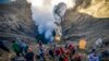 Warga setempat berusaha menangkap berbagai sesaji yang dilemparkan oleh suku Tengger ke dalam kawah gunung Bromo dalam festival Hindu &quot;Yadnya Kasada&quot; di Probolinggo, Jawa Timur.