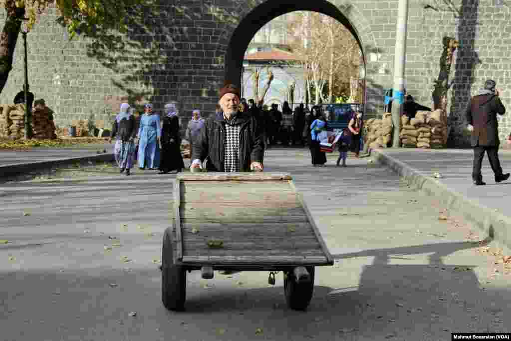 Çatışmalar sonrası Diyarbakır Sur mahallesinden görüntüler