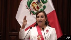 ARCHIVO - La presidenta peruana Dina Boluarte pronuncia su primer discurso anual ante el Congreso en Lima, Perú, el 28 de julio de 2023. 