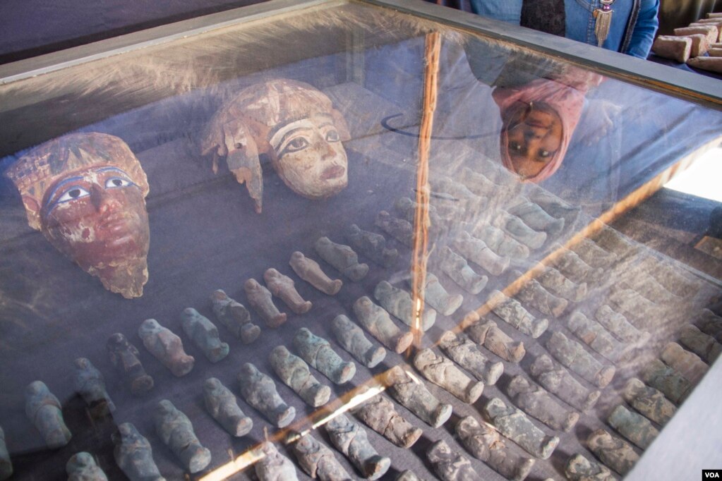 A collection of 450 Ushabti statues made of clay, wood or other materials are displayed near a newly discovered tomb in the Draa Abul Naga necropolis on Luxor’s west bank, Egypt, Dec. 9, 2017. (H. Elrasam/VOA)