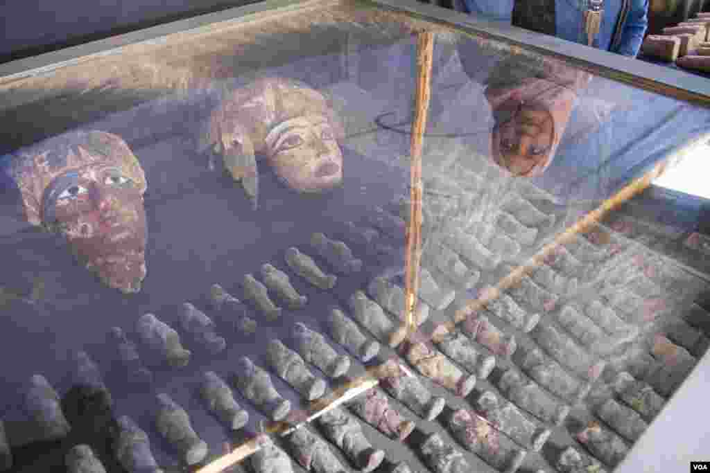 Koleksi 450 patung Ushabti yang terbuat dari tanah liat, kayu atau bahan-bahan lainnya ditampilkan dekat makam yang baru ditemukan di pekuburan Draa Abul Naga, di Tepi Barat Luxor, Mesir, 9 Desember 2017. (H. Elrasam/VOA)
